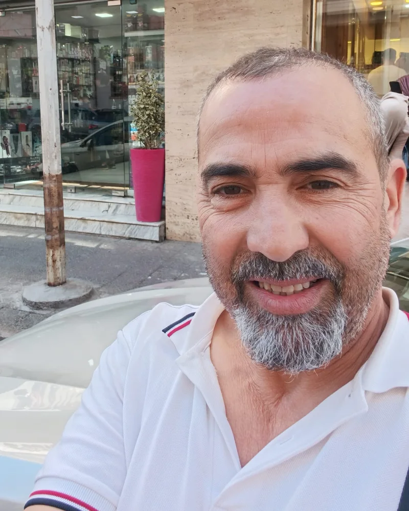 Djamel Boudjittou, fondateur de MyCar DZ, souriant devant une Clio